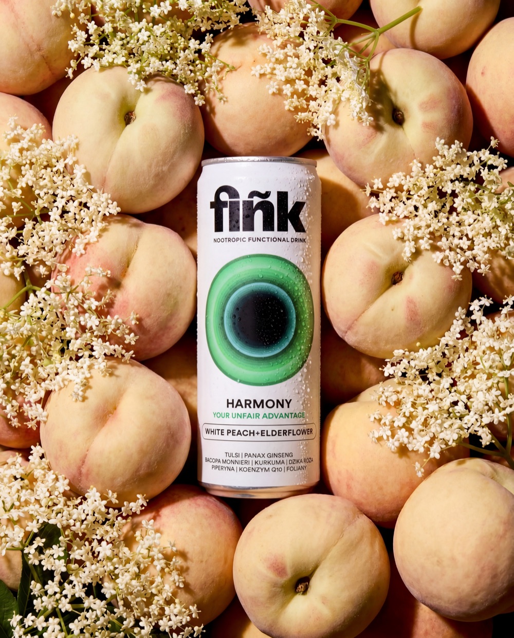fiñk HARMONY na tle brzoskwiń i kwiatów czarnego bzu